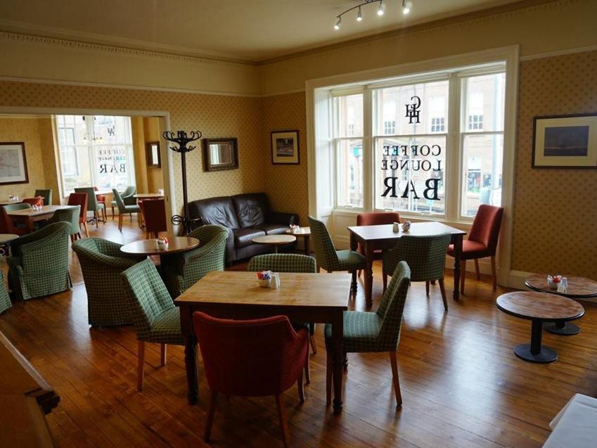 The Corner House Hotel Аннан Экстерьер фото